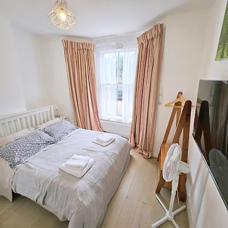 Two Bedroom Flat With Private Patio In Battersea London Ngoại thất bức ảnh