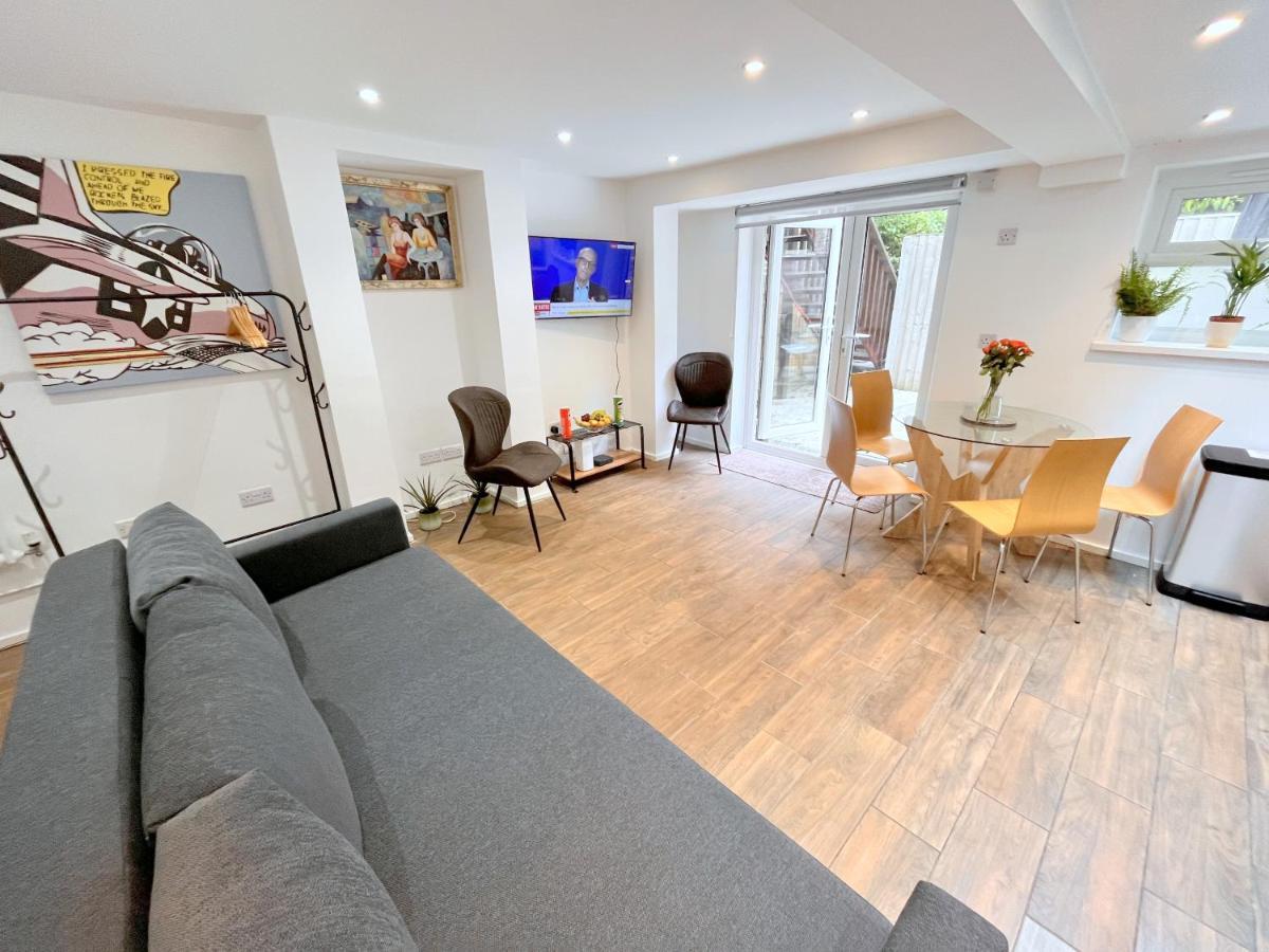Two Bedroom Flat With Private Patio In Battersea London Ngoại thất bức ảnh