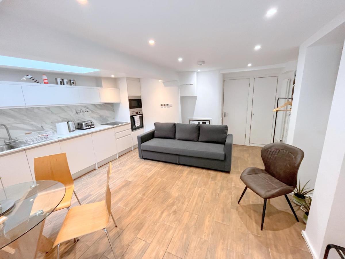 Two Bedroom Flat With Private Patio In Battersea London Ngoại thất bức ảnh