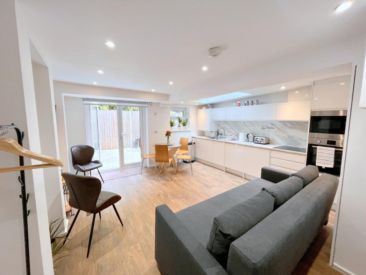 Two Bedroom Flat With Private Patio In Battersea London Ngoại thất bức ảnh