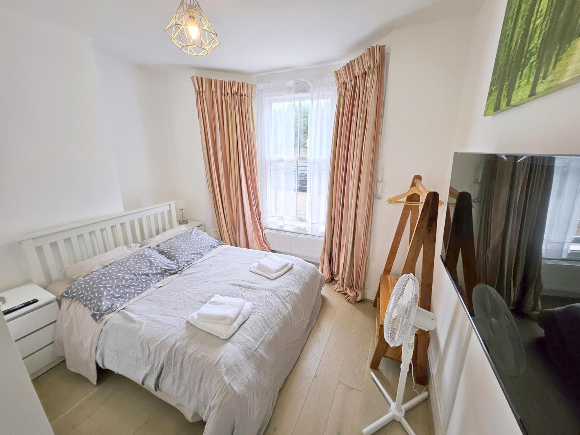 Two Bedroom Flat With Private Patio In Battersea London Ngoại thất bức ảnh